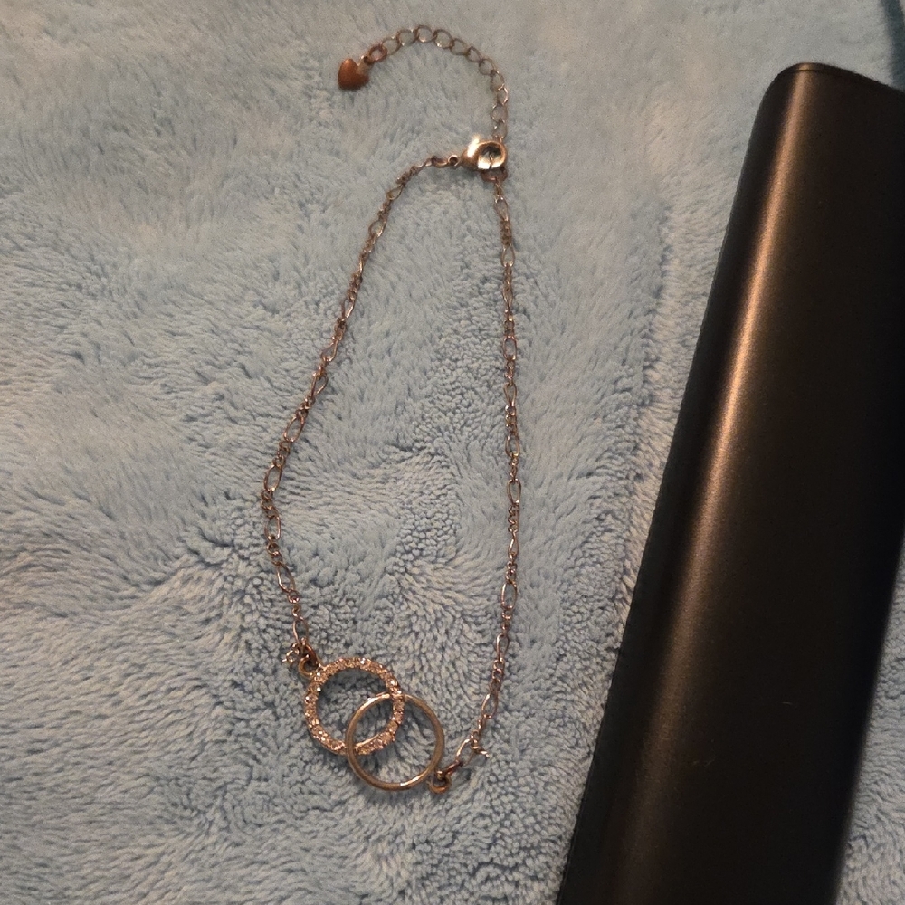 Elegant Silver Bracelet with Interlocking Circles